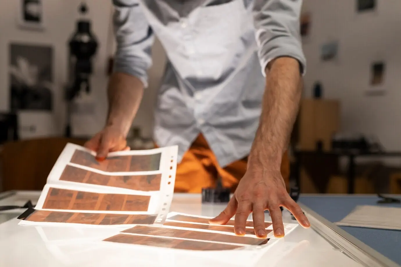 Frontalansicht eines Mannes beim Entwickeln von Fotografien.