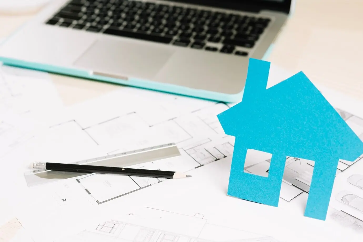 Kleine Statuette und Blaupause